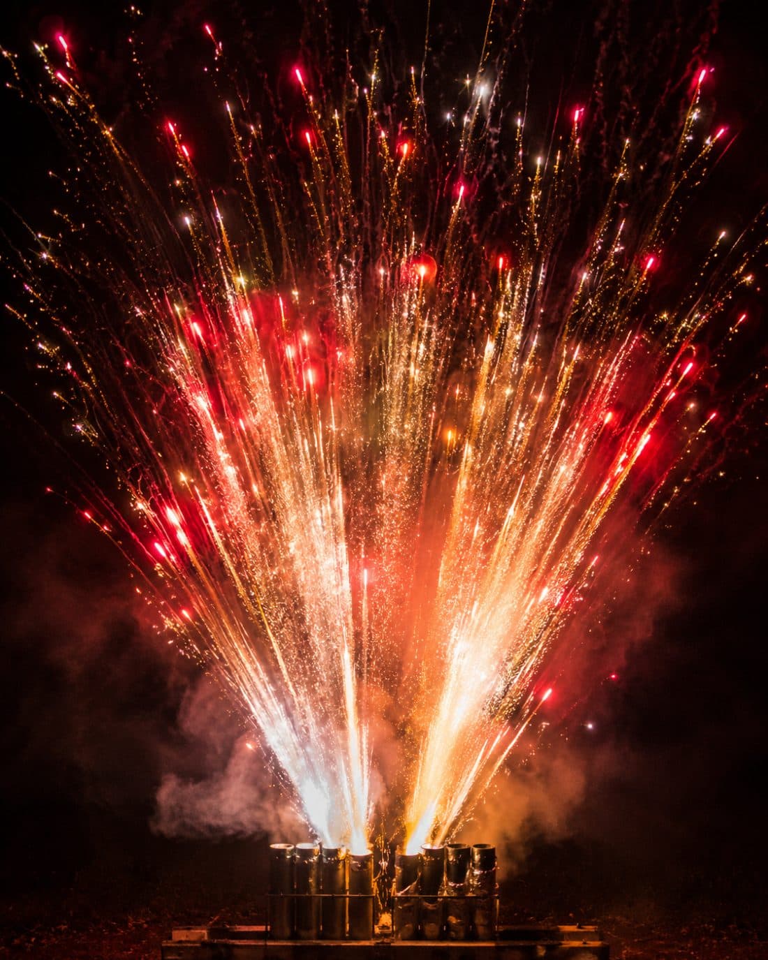 Feuerwerksbatterie mit rot-goldenem Funkenfächer
